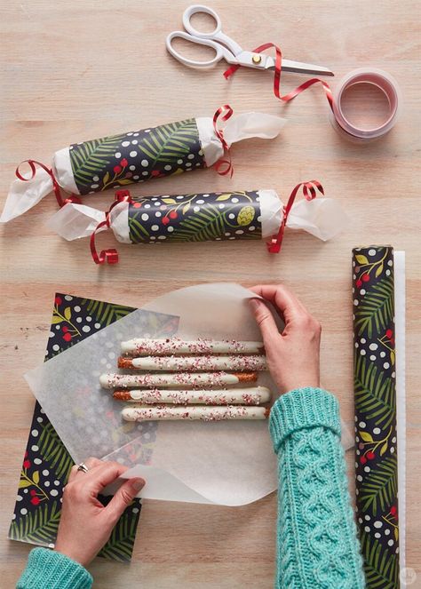 Diy Christmas Treats, Christmas Treats For Gifts, Christmas Food Gifts, Treat Holders, Christmas Crackers, Homemade Christmas Gifts, Christmas Goodies, Card Christmas, Noel Christmas