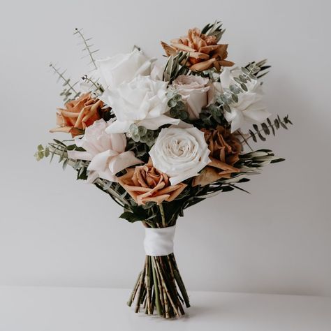 Bronze Wedding Bouquet, Rust Wedding Flowers Bouquet, White And Rust Wedding Bouquet, Boho Rust Wedding Bouquet, Elegant Fall Bouquet, Wedding Bouquets Fall Simple, Rust And White Wedding Flowers, Fall Simple Wedding Bouquets, Real Flower Bouquet Wedding Fall