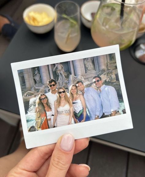 Family Vacation Aesthetic Pictures, Vacation Polaroids, Vacation With Friends Aesthetic, Family Trip Aesthetic, Travel Pictures Airport, Family Vacation Aesthetic, Family Polaroid, Familia Aesthetic, Girl Best Friends Aesthetic