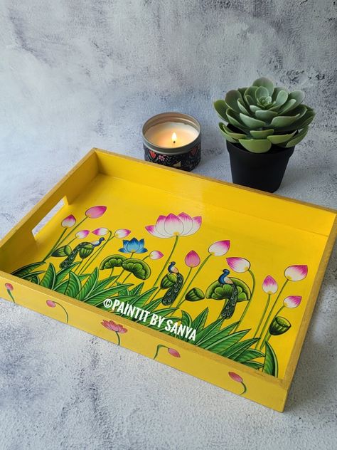 Hand Painted Wooden Trays Ideas, Mdf Tray Painting, Painting Ideas On Wooden Boards, Hand Painted Wooden Trays, Wooden Tray Decoration Ideas, Wooden Tray Painting Ideas, Tray Design Ideas, Tray Painting Ideas, Painted Kettle