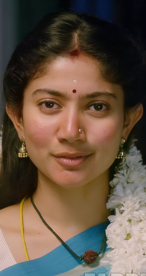 Sai Pallavi Hot Lips, Indian Dresses For Women, Saree Hairstyles, Sai Pallavi, Nicki Minaj Pictures, Asian Bridal Dresses, Hanuman Photos, Hot Short, Ganesh Images