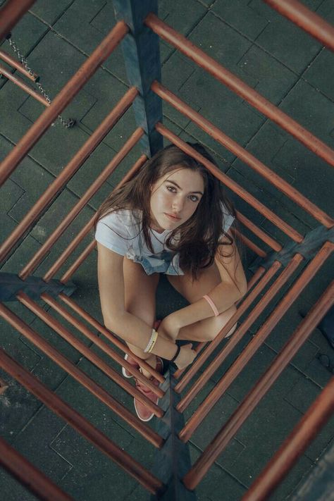 Urban Photo Shoot Ideas, Playground Shoot, Playground Photoshoot, Playground Photography, Photo Posing, Portrait Reference, Outdoor Portrait, Photographie Portrait Inspiration, 사진 촬영 포즈