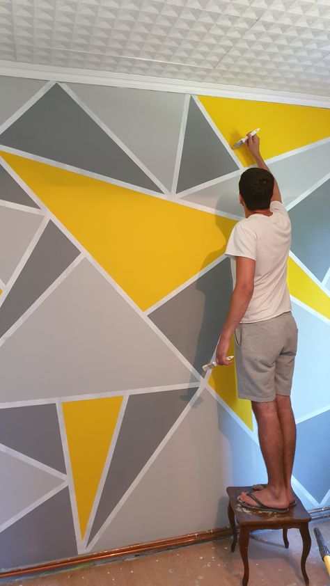 Design Wall Painting Ideas, Geometric Wall Paint Yellow, Geometry Wall Art, Geometrical Wall Paint, Geometry Wall Design, Geometric Pattern Wall Paint, Triangle Design On Wall, Geometry Wall Paint, Triangle Wall Design