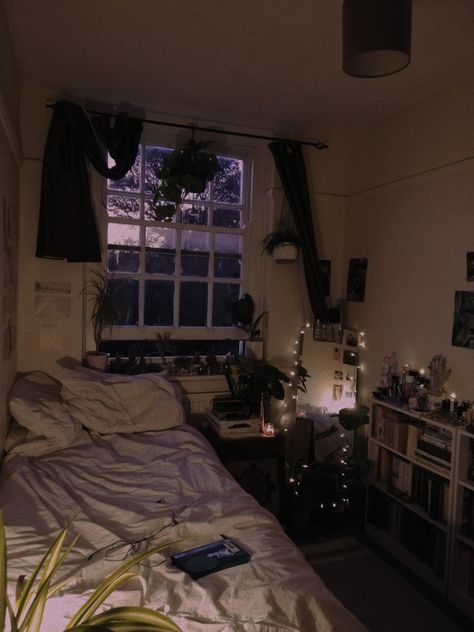 Retro, 70s, vintage, cosy small bedroom Small Bedroom Esthetic, Chill Small Bedroom, Small Bedroom Ideas Dark Academia, Very Small Bedroom Ideas Aesthetic, Small Room Dark Aesthetic, 7x7 Bedroom Layout, Small Room Ideas Aesthetic Vintage Dark, Bedroom Inspirations 70s, Messy Dark Bedroom