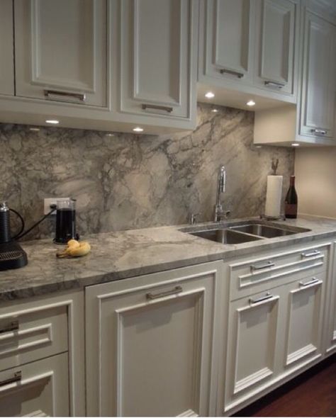 Beautiful stone Quartz Backsplash Kitchen, Replacing Kitchen Countertops, Kitchen Countertop Options, Outdoor Kitchen Countertops, Kitchen Countertop Materials, Quartz Kitchen Countertops, Charming Kitchen, Quartz Kitchen, Granite Countertops Kitchen