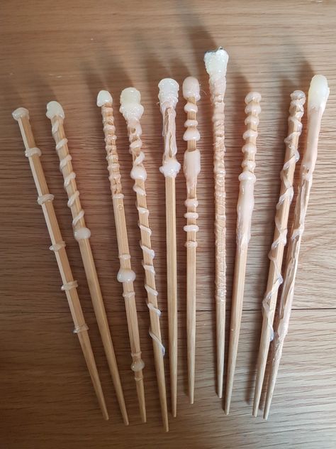 Harry Potter Chopstick Wands, Harry Potter Wands Diy Hot Glue, Diy Harry Potter Wands Easy, Harry Potter Wand Craft, Harry Potter Decor Christmas, Birthday Harry Potter Ideas, Diy Halloween Decorations Harry Potter, Diy Room Decor Harry Potter, Baguette Harry Potter Diy