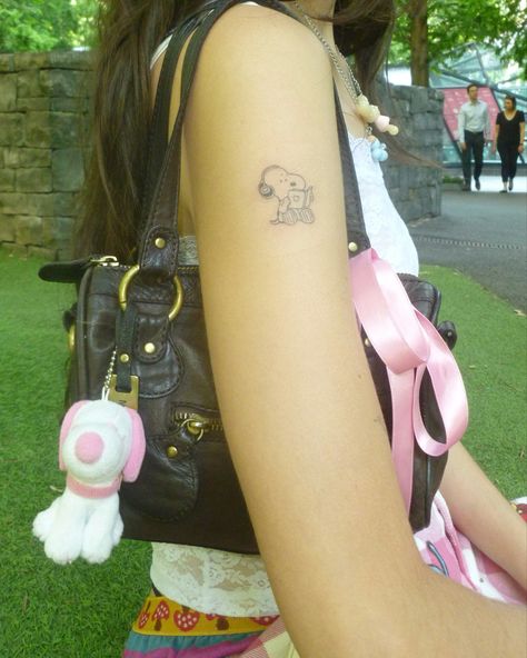 Snoopy tattoo fine line ideas inspo inspiration Bunny Arm Tattoo, Like Art Tattoo, Coquette Tattoo Ideas, Freya Mckee, Fashion Tattoo Ideas, Tattoo Of A Woman, Nostalgic Tattoos, Miffy Tattoo, Ephemeral Tattoo