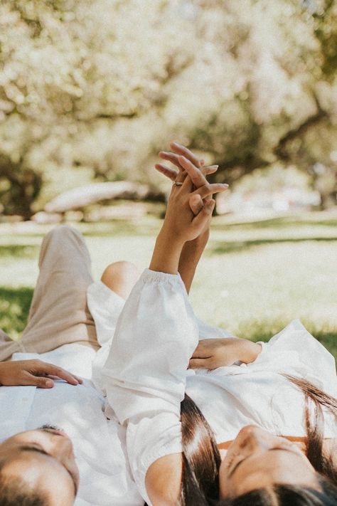 Pre Nup Shoot Ideas Forest, Clothesline Couples Photoshoot, White Sheet Photoshoot Outside Couple, Dreamy Photography Couple, Maternity Photography Picnic, Picnic Pregnancy Photoshoot, Dreamy Maternity Photography, Engagement Photo Ideas Summer, Prewedding Piknik