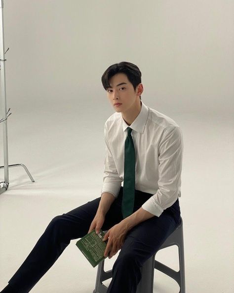 ASTRO member and actor Cha Eun-woo showed off his handsome looks in new #photos. Korean Office Fashion, Astro Eunwoo, Kang Ho Song, Futurisme Retro, Lee Dong Min, Woo Woo, Eunwoo Astro, Cha Eun Woo Astro, Eun Woo Astro