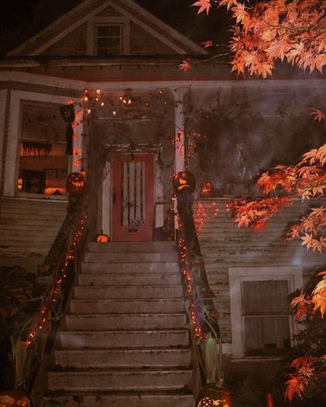 Halloween Neighborhood, Halloween Nostalgia, October Country, Halloween Porch, Halloween Monster, Halloween Haunted Houses, Oui Oui, Halloween Town, The Neighborhood