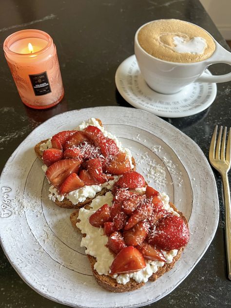 Cottage Cheese And Strawberries, Cottage Cheese Strawberry, Strawberry Cottage Cheese, Breakfast Cravings, Aip Paleo Desserts, Cottage Cheese Toast, Protein Toast, Strawberry Cottage, Cheese Toast Recipe