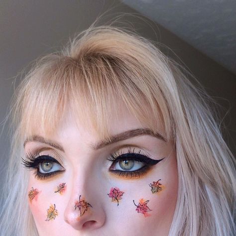 Maple Leaf Makeup, Fall Leaf Makeup Looks, Leaves Makeup Autumn, Fall Leaves Makeup Looks, Fall Leaves Makeup, Autumn Face Paint, Autumn Makeup Art, Thanksgiving Face Paint, Leaf Eyeliner