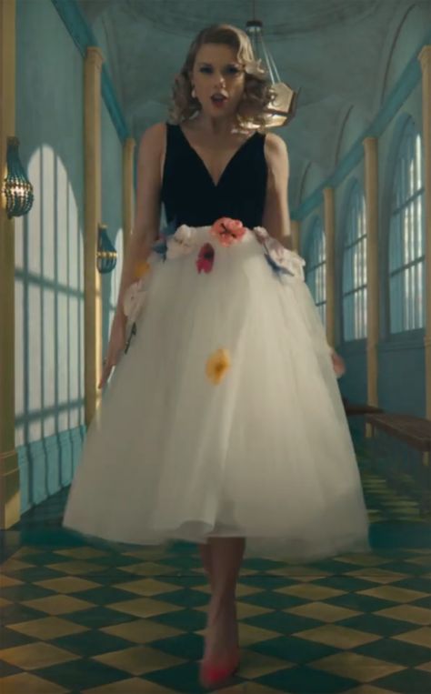 Taylor Swift Me Music Video Dress, Me Outfit Taylor Swift, Taylor Swift Me Outfits, Me Dress Taylor Swift, Taylor Swift Outfits Lover Era, Taylor Swift Lover Album Outfits, Taylor Swift Me Dress, Taylor Swift Dress Up, Taylor Swift Inspired Prom Dress