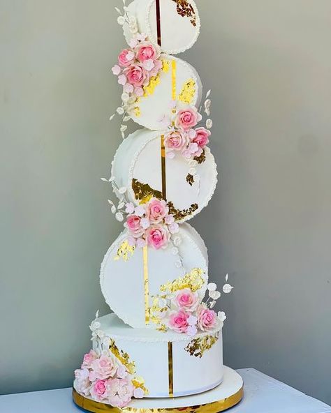 Gravity Wedding Cake Ideas, Luxury Wedding Cakes, Gravity Wedding Cake, Luxury Desserts, Luxury Wedding Cake Design, Classy Wedding Cakes, Gravity Cakes, Comunion Cake, Aladdin Cake