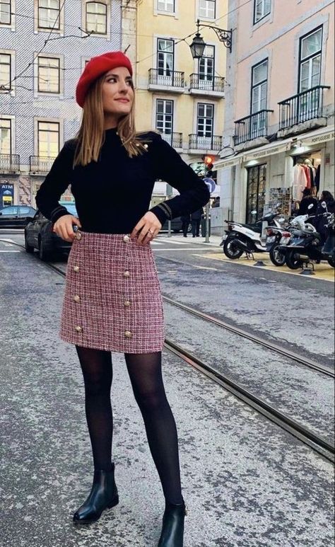 Tweed Skirt Outfit Winter, Tweed Mini Skirt Outfit, Houndstooth Skirt Outfit, Tweed Skirt Outfit, Autumnal Outfits, Old Money Fashion, Simple Winter Outfits, Tweed Outfit, Plaid Skirt Outfit