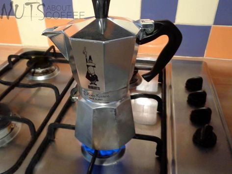 Espresso Maker Stovetop, Italian Coffee Maker, Mexican Coffee, Espresso At Home, Men Coffee, Cups Of Coffee, Espresso Makers, Coffee Uses, Italian Coffee