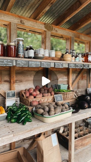 Ali & Scott Yahnke on Instagram: "✨ In with the old ✨  We get a lot of compliments on the cozy vibes of our farm stand and it’s so fun to be able to say “Thanks! It’s because everything is old” 😂   Anytime I’m looking for something to add onto our stand, I look to the resources around us. We’re lucky to be living on a farm that has barns full of old buckets, wooden crates, and miscellaneous materials. But, I have found things in the literal trash (our welcome sign, that I then painted the frame black), pick up woven baskets at the thrift store, and find vintage baking trays and bowls from garage and estate sales.   A major perk: secondhand is often less expensive than buying something new! We built our farm stand for under $100, only needing to buy a few screws and ground anchors.  When t Farm Market Display Produce Stand, Farm Store Ideas Farmers' Market, Farm Stand Products, Self Serve Farm Stand, Farm Shop Ideas, Farm Store Ideas, Farm Store Decor, Farm Market Display, Farm Stand Ideas