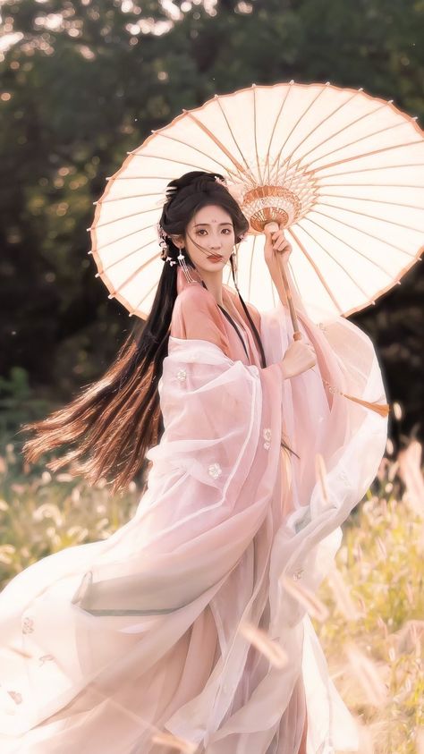 Hanfu Pose Reference, Pose Reference Back View Female, Chinese Photoshoot, Hanfu Photoshoot, Umbrella Photo, Debut Ideas, Hanfu Girl, Moon Festival, Girl Couple