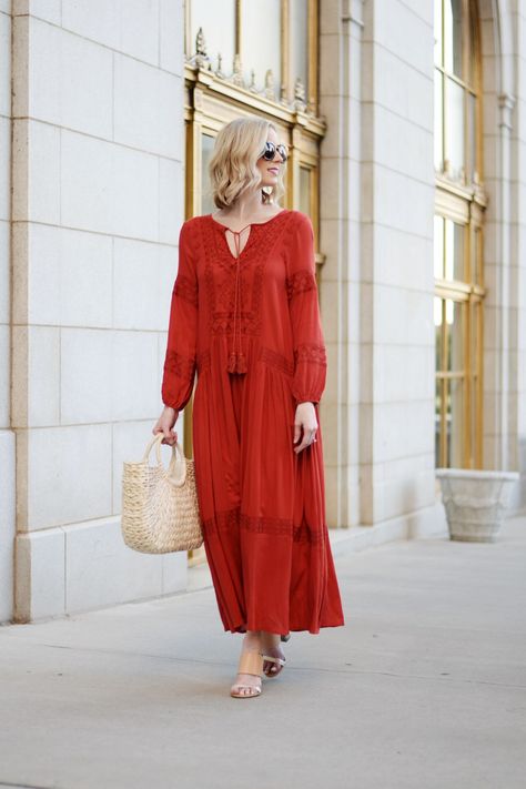 boho red maxi dress and straw bag Hippie Prom Dress, Red Maxi Dress Outfit, Boho Red Dress, Bohemian Dress Formal, Style Red Dress, Boho Prom Dress, Red Boho Dress, Boho Prom, Red Maxi Dress