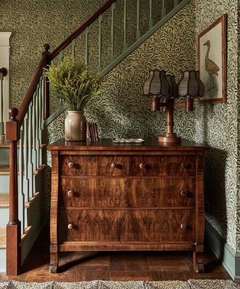 Wallpaper Stairwell, William Morris Interior, William Morris Wallpaper, Morris Wallpapers, 아파트 인테�리어, Green Interiors, Inspirational Wallpapers, English Cottage, Interior Inspo