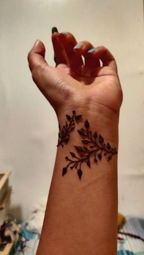 Cute Henna Designs Back Hand, Small Mehendi Tattoo Designs, Henna Minimalist Simple, Minimalistic Mehendi Designs For Hands, Henna Designs For Wrist, Henna Designs On Wrist, Wrist Henna Designs Simple, Small Henna Designs Wrist, Mehendi Minimalistic