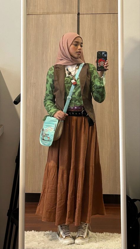 Indie Pop Outfits, Hijabi Concert Outfit, Couqutte Outfit, Retro Outfits 80s Style, Layered Outfits Aesthetic, Fairycore Outfit, Arab Style, Ootd Jeans, Fits Inspiration