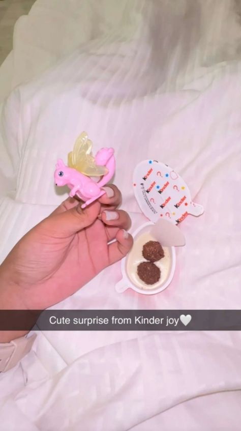 Kinderjoy Snap, Snap Strikes Ideas, Kinder Joy Aesthetic, Good Night Snap Ideas, Funny Snap Streaks, Cute Snaps Ideas, Strike Ideas, Creative Snapchats, Study Snaps Ideas