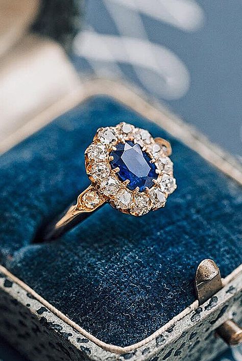 18 Best Vintage Engagement Rings For Romantic Look ❤ Best vintage engagement rings floral halo oval cut sapphire ❤ More on the blog: https://ohsoperfectproposal.com/best-vintage-engagement-rings/ Antique Engagement Ring, Floral Engagement Ring, Gorgeous Rings, Wedding Rings Halo, Antique Engagement, Wedding Rings Unique, Antique Engagement Rings, Wedding Rings Vintage, Halo Engagement Rings