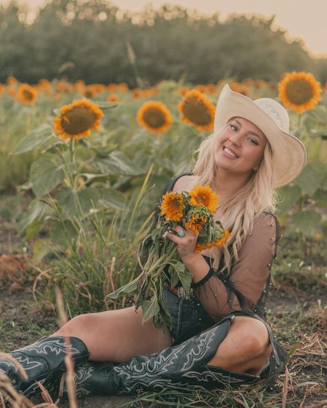 Sunflower Season 🌻🫶🏼⚡️ - - - - - #buckcrew #buckandbrana #teamprohats #prohatsteam #prohats #explorepage #explore #westernstyle @buckandbrana FISHER10 @pro.hats FISHERPH Sunflower Photoshoot, Sunflower Season, Western Sunflower, Photoshoot Inspo, Life Style, Western Fashion, Cowboy Boots, Sunflower, Cowboy