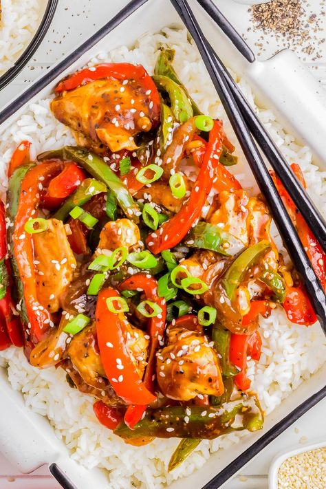 Black Pepper Chicken - 🌶️🥢🥡 This better-than-takeout black pepper chicken stir fry recipe is EASY, ready in 30 minutes, and made in just ONE skillet - no wok required! The chicken is juicy, the bell peppers are crisp-tender, and everything is coated in a savory sticky black pepper sauce that includes soy sauce, garlic, ginger, and more so that the depth of flavor is INCREDIBLE! Black Pepper Chicken Stir Fry, Pepper Chicken Stir Fry, Asian Chicken Recipes Easy, Easy Asian Chicken, Chicken And Peppers, Stuffed Bell Peppers Chicken, Black Pepper Sauce, Chicken Stir Fry Recipe, Soy Sauce Garlic