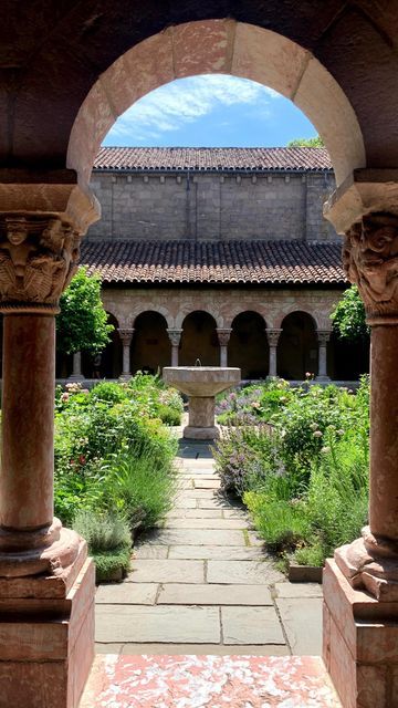 Cloisters Nyc, Cloister Garden, Met Cloisters, Museums In Nyc, Barbara Ann, Medieval Europe, Royal Family England, The Cloisters, The Middle Ages