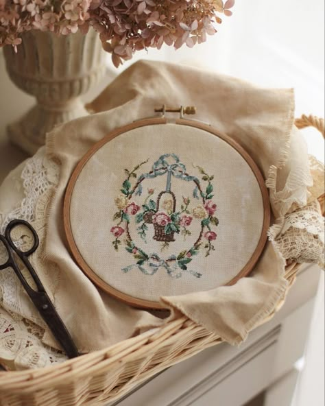 Fairytale Embroidery, Beautiful Tattoos For Women, Embroidery Stitch, Cross Stitch Finishing, Hand Embroidery Projects, Cute Embroidery, Hand Embroidery Art, Sewing Box, Vintage Embroidery