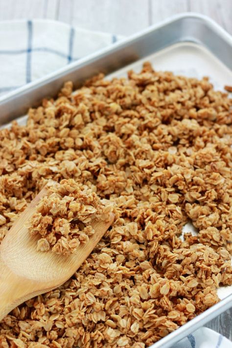 Vanilla Granola Recipe Healthy, Homemade Vanilla Granola, Gronala Recipes Easy, Vanilla Granola Recipe, Mic Dejun Rapid, Natural Granola, Vanilla Granola, Easy Granola Recipe, Homemade Granola Recipe