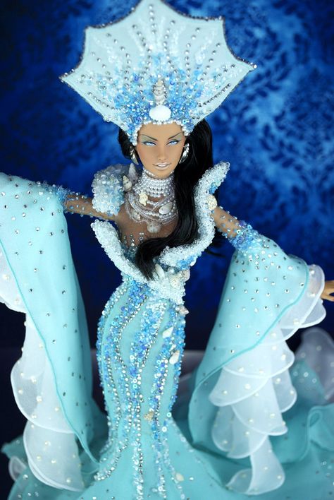 24.12.16.2 magia2000 Queen of the Sea Queen Of The Sea Costume, Evening Dress Outfit, Queen Of The Sea, Red Smoothie, Fish Costume, Doll Diy Crafts, Doll Clothes Barbie, Beautiful Barbie Dolls, Hello Dolly