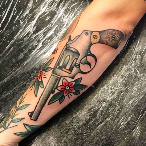 Traditional Gunslinger Tattoo, Revolver Tattoo, Bullet Tattoo, Traditional Tattoo Flowers, Movie Tattoos, Traditional Flash, American Tattoos, Traditional Tattoo Art, Inked Men