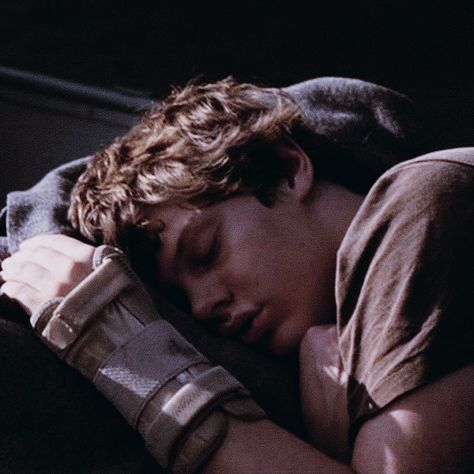 Evan Peters Sleeping, Young Evan Peters, Evan Peters Rare, Evan Peters Dahmer, Evan Peters Aesthetic, Diego Peretti, Boy Sleeping, Evan Peters American Horror Story, Tate And Violet