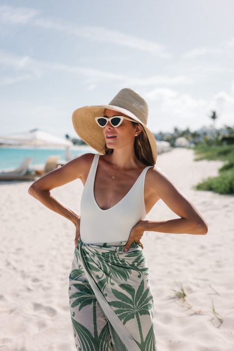 Palm Beach Chic Outfit, Chic Beach Outfit Resort Wear, Resort Elegant Attire Women, Anguilla Outfits, Julia Berolzheimer Outfits, Preppy Resort Wear, Beach Chic Outfit, Summer Resort Wear, Johanna Ortiz Dresses