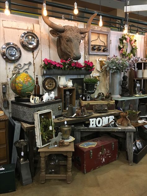 Vintage Shop Ideas Business, Rustic Store Displays, Western Boutique Display, Vintage Reselling, Antique Store Displays, Boutique Store Displays, Vintage Shop Display, Vintage Booth Display, Flea Market Booth