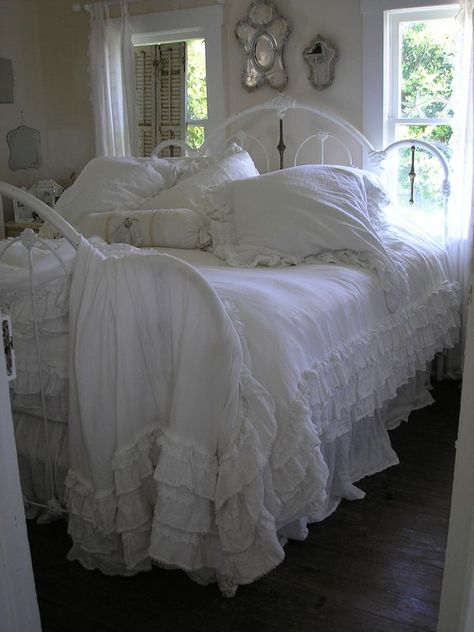 Rustic Shabby Chic Bedroom, Camera Shabby Chic, Rum Inspo, Iron Beds, Shabby Chic Decor Bedroom, Decoration Shabby, Shabby Chic Interiors, Shabby Chic Bedroom, Shabby Chic Bedrooms