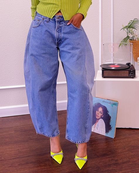 Thrift Jeans Diy, Diy Barrel Jeans, Thrift Jeans, Diy Barrel, Horseshoe Jeans, Thrifted Jeans, Barrel Jeans, Sewing Alterations, Jeans Diy