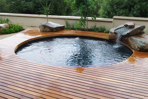 Tank Swimming Pool, Stock Tank Pool Diy, Kleiner Pool Design, Outdoor Hot Tub, Relaxing Backyard, Hot Tub Deck, Small Swimming Pools, Hot Tub Backyard, Stock Tank Pool