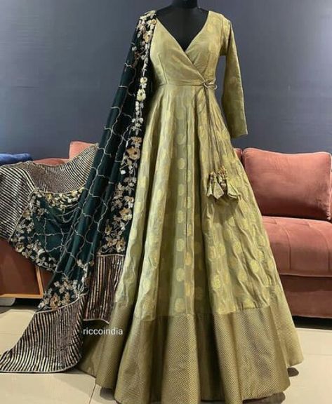 Traditional Gown Designs Indian, Anarkali Choli Design, Traditional Long Dress Indian, Floor Touch Gown Indian, Saree Anarkali Dress Designs, Anarkali Kurti Design From Old Saree, Indian Traditional Gown, Sarees Gowns Design, Kurtha Designs Latest Anarkali