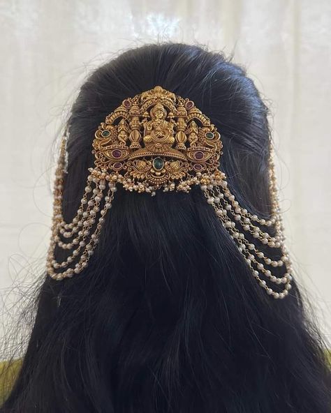 Gold Side Hair Pins Indian, Desi Hair Accessories, Bridal Gold Jewellery Indian, Wedding Jada, Hair Jewelry Indian, Hair Accessories Traditional, Indian Hair Accessories, Hair Style On Saree, Engagement Hairstyles