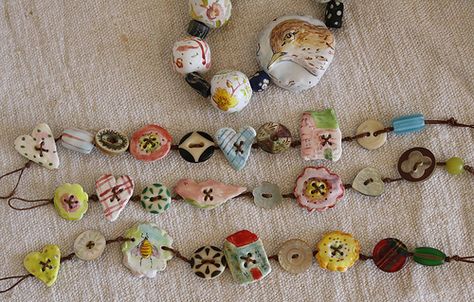 button bracelets Pottery Buttons, Button Bracelets, Button Creations, Linen Thread, Diy Collier, Button Bracelet, Necklace Holder, Button Art, Button Jewelry