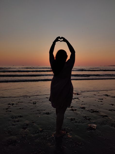 Beach Pics For Chubby, Plus Size Beach Photoshoot Poses, Pose In Beach, Morning Beach Pictures, Plus Size Photoshoot Ideas, Plus Size Beach Photoshoot, Sunrise Poses, Sunset Beach Photoshoot, Heart Pose