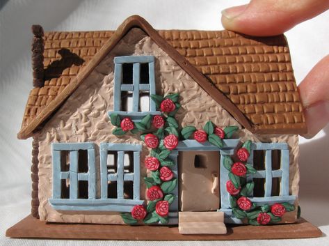 Portrait Houses & Clay Trials Clay House Design, Clay Cottage House, Polymer Clay Cottage, Clay Crafts House, Polymer Clay House Miniature, Miniature Clay Houses, Mini Clay House, Clay House Ideas, Polymer Clay House