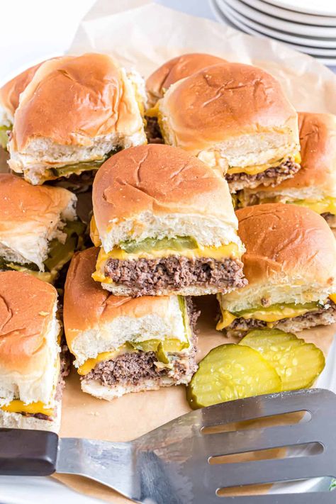 Impossible Sliders, White Castle Sliders Recipes, White Castle Burgers, White Castle Sliders, Sliders Recipes Hawaiian Rolls, Hamburger Sliders, Hawaiian Roll Sliders, Slider Rolls, Mini Sliders