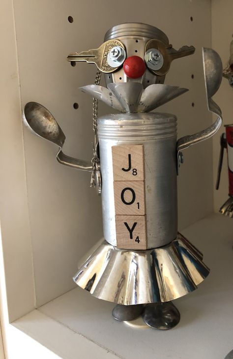 Found Art Projects, Junk Art Ideas Recycling, Recycled Crafts Robot, Scrap Robot, Robot Using Recycled Materials, Metal Robots Junk Art, Recycle Sculpture, Robot Assemblage, Recycled Robot