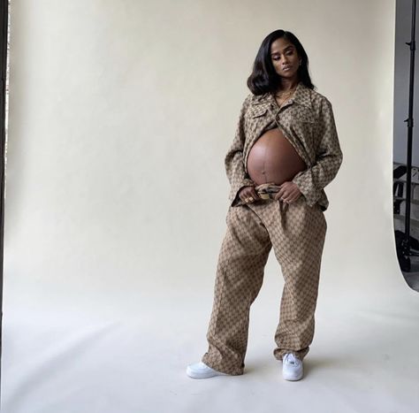 Maternity Outfits For Photoshoot, Pregnancy Slay, Pregnancy Questions, Cute Pregnancy Pictures, Pregnancy Goals, Family Maternity Photos, Pretty Pregnant, Stylish Maternity Outfits, Labor Delivery