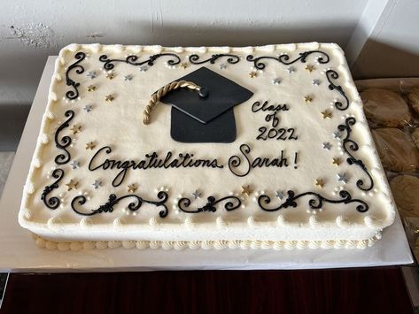 Simple Graduation Cakes, Graduation Sheet Cakes, Graduation Cake Designs, Backyard Graduation Party, Graduation Party Cake, Different Types Of Cakes, Sheet Cake Designs, Graduation Party Foods, Birthday Sheet Cakes